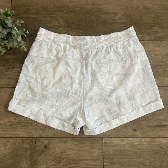 LULULEMON Spring Break Away Shorts *4 Way Stretch 3" Size 10 Eternal White Wave - Picture 4 of 10